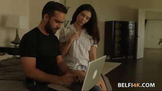 Распутная брюнетка қажет үлкен мүшесі үшін созып, өз киску