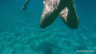 Piscine avec mon plug anal dans l&#039;océan