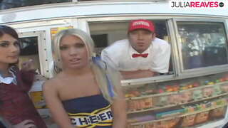 Dondurma satıcısı dondurma minibüsünde üçlü seks yapıyor