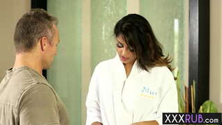 مثير فاتنة صوفيا سيراليون ركع و ابتلع ديك بعد التدليك