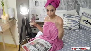 Голема boobed латина cougar го јава на нејзиниот stepsons дик