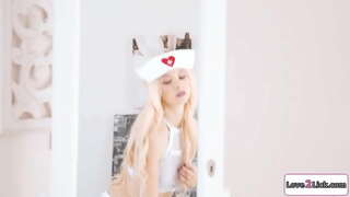 Tette piccole bionda si veste come un infermiere per un gioco di ruolo.Lei si prende cura di lei busty gf e lecca e le dita la sua figa.Lei facesits lei come shes cerchiati