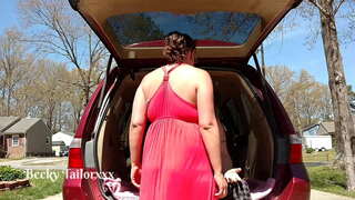 Рискованный сервитути оммавӣ трах дар подъездной дорожке средь бела рӯзи