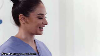 يحب الانضمام إلى 2 الفتيات أثناء التدليك