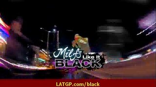 Hot sexy MAMA skacze na wielkim czarnym kutasie potwora 38