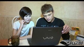 فاتنة لطيف يوسع الساقين