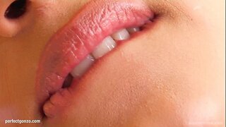 Lena devine ea însăși în afara de masturbare cu degetele și vibrator la Da-Mi Roz