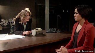 Blonde lesbienne anal baise brune adjoint l&#039;aide de la sangle sur la bite