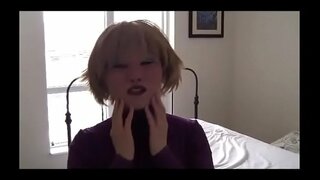 Moteris užsideda moteriška kaukė vaidina su dildo