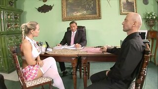 To kåte lærere straffe slem college babe Mia Leone med store juggers