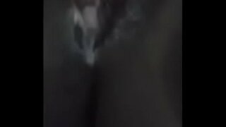 Anal kedi ile oynuyor