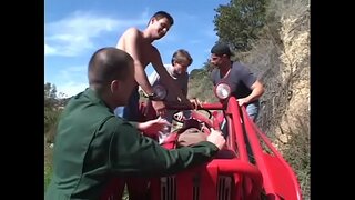 ¡La perversa fulana negra Kelly Starr con tetas grandes disfruta cuando cuatro tíos cachondos la meten en todos sus agujeros de mierda