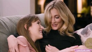 Üvey anne kıçını parmaklıyor ve üvey kızı tarafından yaladı alır