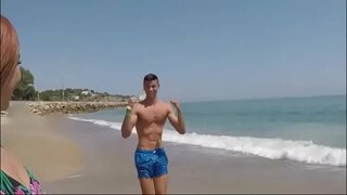 الشباب كيتي الحب يحب أن الانفجار الرجال في وسط البلد!