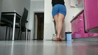 Mommy a &#039;cluich air a&#039; chidsin. Glè horny agus fliuch pussy