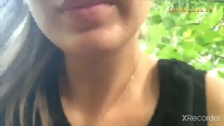 Le donne gustoso è graba tocandose in pubblico