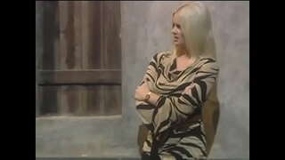 Gros cul salope blonde Hannah Harper suce et baise chefs grosse bite dans le restaurant