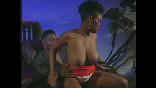 Црни момак лиже волосатую маца негритянской комади и јебе рак на столици